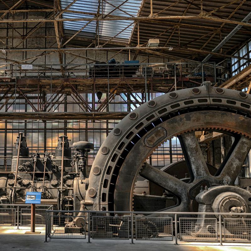 Heavy flywheel machinery inside an industrial hall